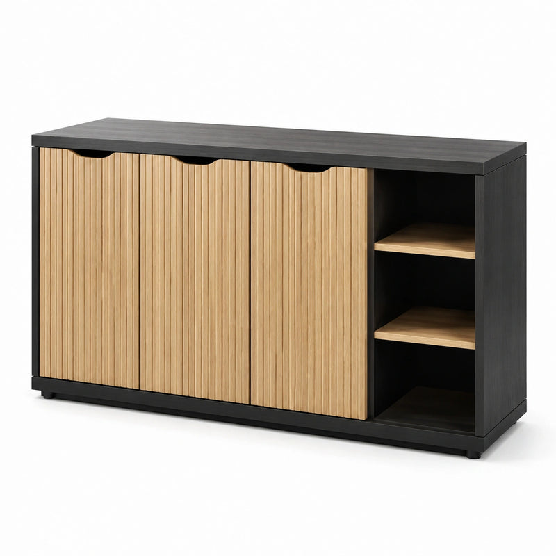 Credenza in legno MDF con ante a doghe e ripiani laterali